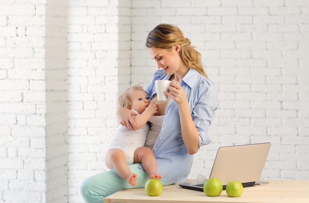 Hidratarea &icirc;n alăptare: De c&acirc;tă apă are nevoie o mamă care alăptează?