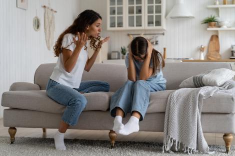 Țipetele părinților pot modifica negativ creierul copiilor, spun experții britanici