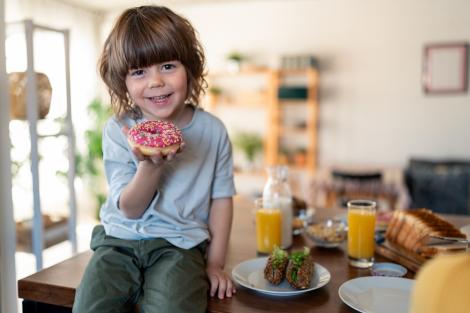 Cum să gestionezi pofta exagerată de dulciuri a copilului tău