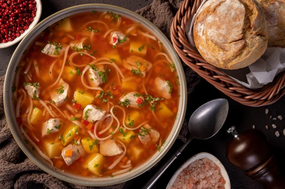 Ciorbă de pui ţărănească. Ce ingrediente o fac super gustoasă