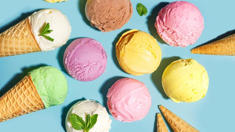 mai multe cupe de înghețate cu diferite arome