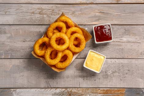 Inele de ceapă crocante (onion rings): cele mai delicioase 3 rețete de inele de ceapă pane