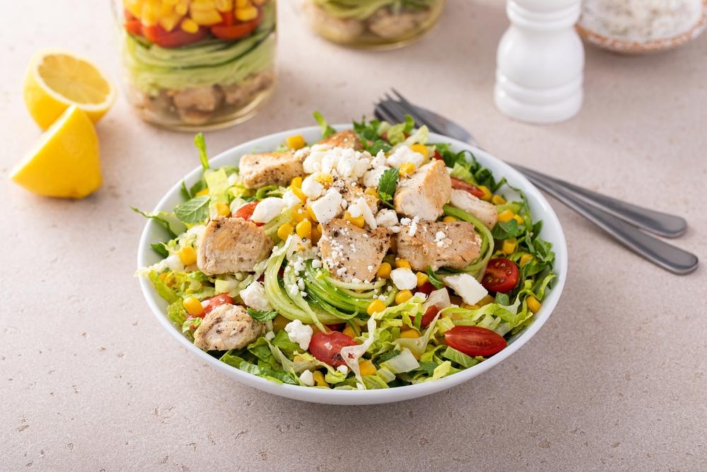 Salată cu piept de pui și porumb. Ce ingrediente poți să mai adaugi ca să iasă delicioasă