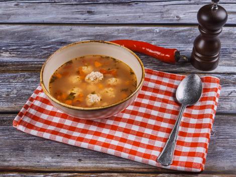 Cum se face ciorba de perișoare fără orez
