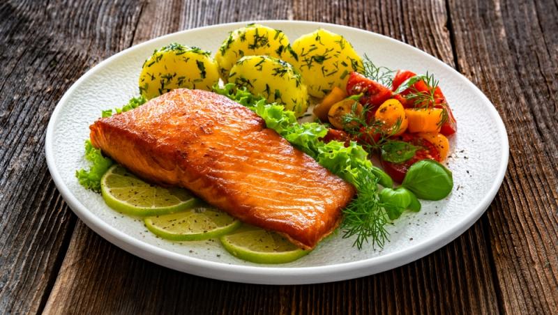 somon cu legume pe o farfurie