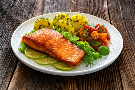 5 garnituri gustoase pentru somon. Care sunt cele mai bune opțiuni pentru somon la cuptor
