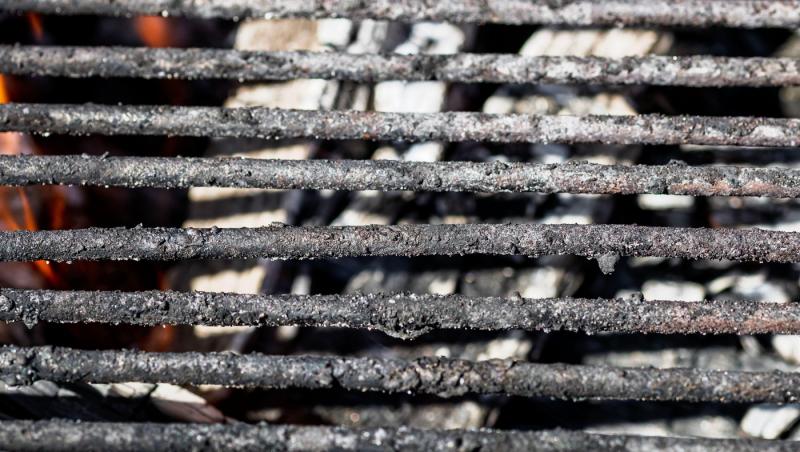 Cum cureți grătarul astfel încât să fie ca nou, folosind doar 3 lucruri. Rezultatele te vor uimi