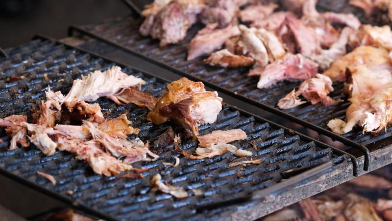 Cum cureți grătarul astfel încât să fie ca nou, folosind doar 3 lucruri. Rezultatele te vor uimi