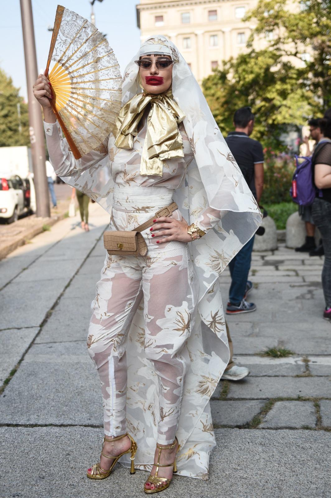 Iulia Albu îmbrăcată într-o ținută albă extravagantă