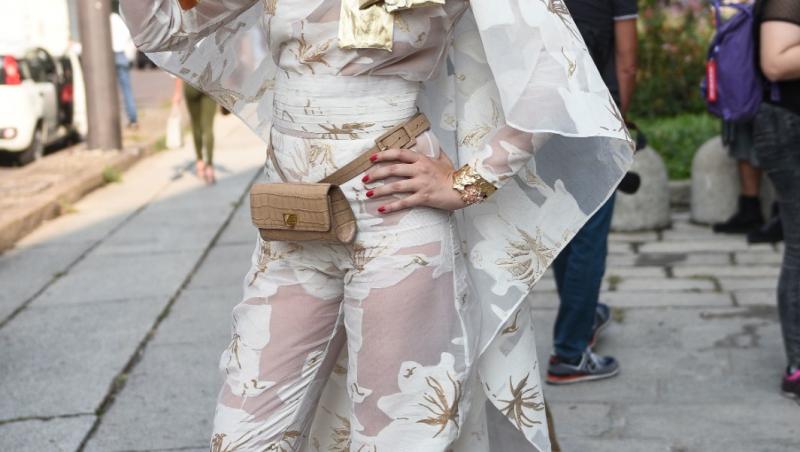 Iulia Albu îmbrăcată într-o ținută albă extravagantă