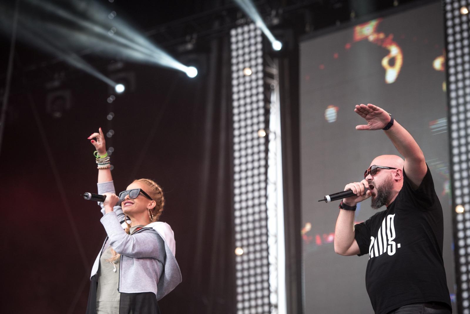 Anda Adam îmbrăcată casual, cântând pe scenă