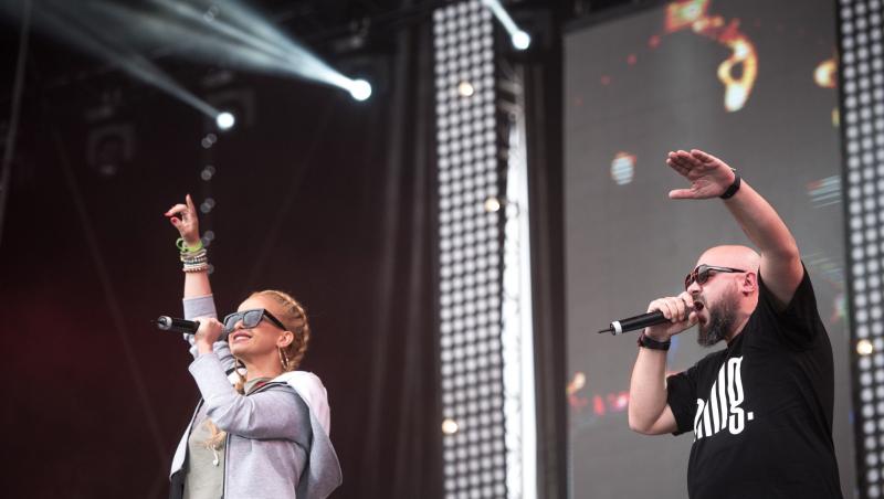 Anda Adam îmbrăcată casual, cântând pe scenă