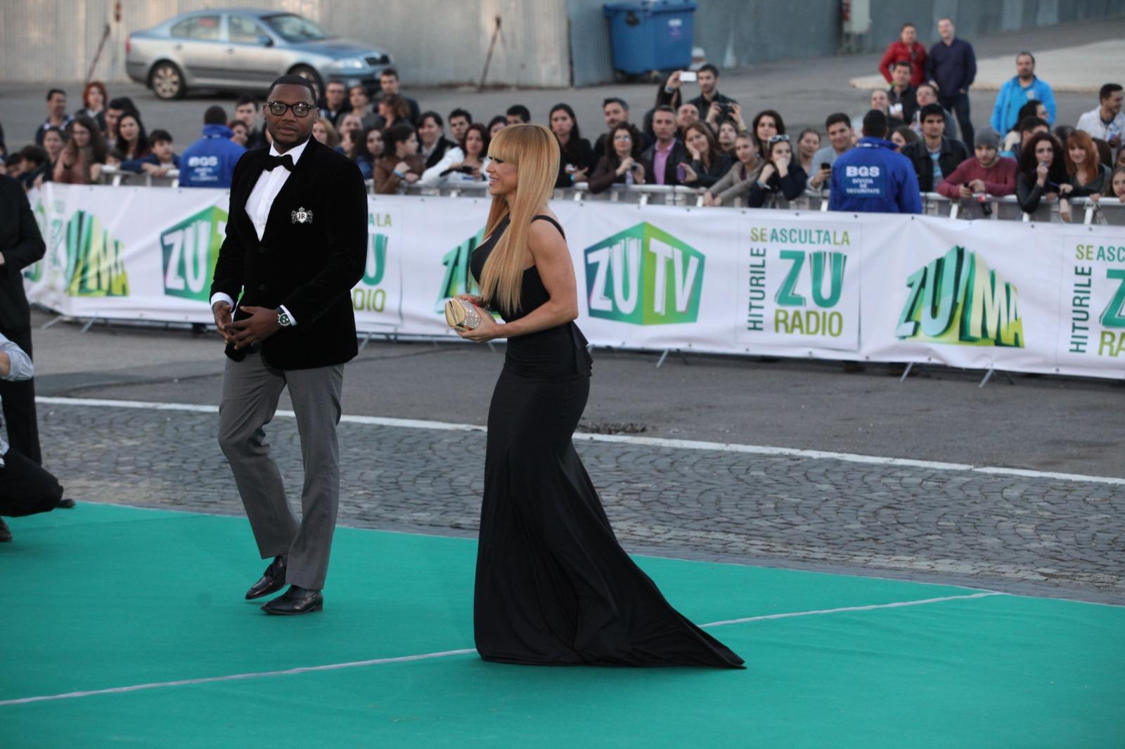 Anda Adam îmbrăcată într-o rochie neagră lungă