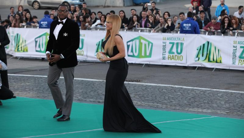 Anda Adam îmbrăcată într-o rochie neagră lungă