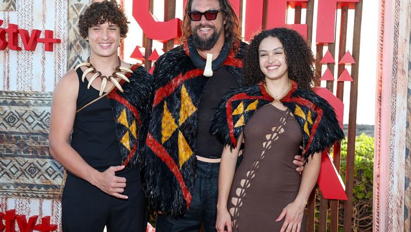 Jason Momoa alături de copiii săi, toți îmbrăcați în ținute asortate