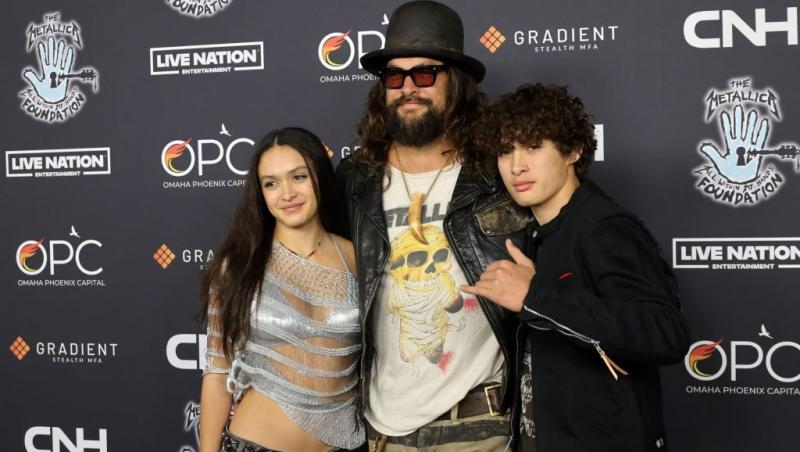 Jason Momoa alături de copiii săi, toți îmbrăcați casual