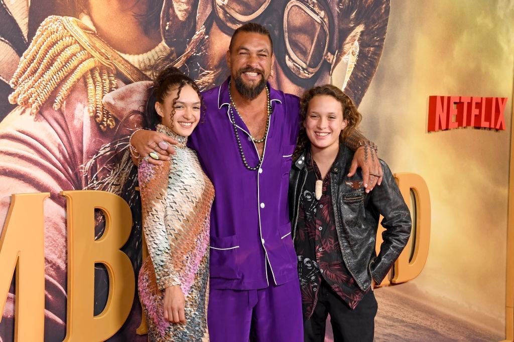 Jason Momoa alături de copiii săi, toți îmbrăcați casual