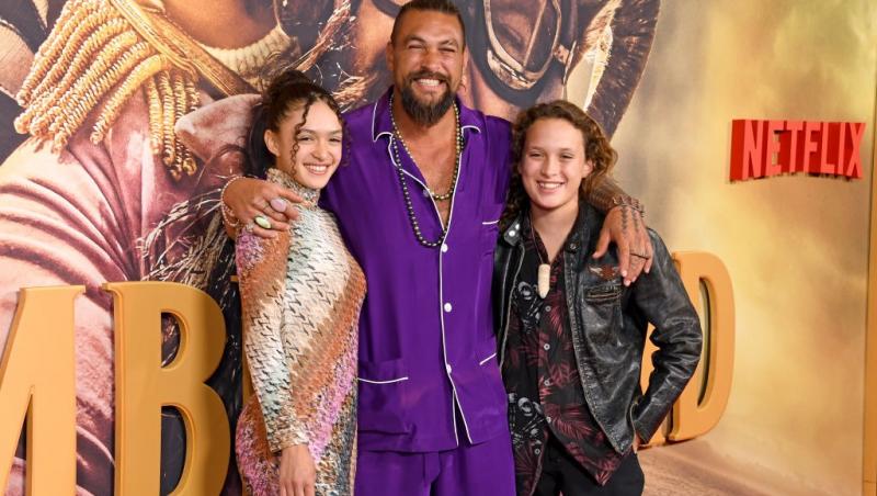 Jason Momoa alături de copiii săi, toți îmbrăcați casual