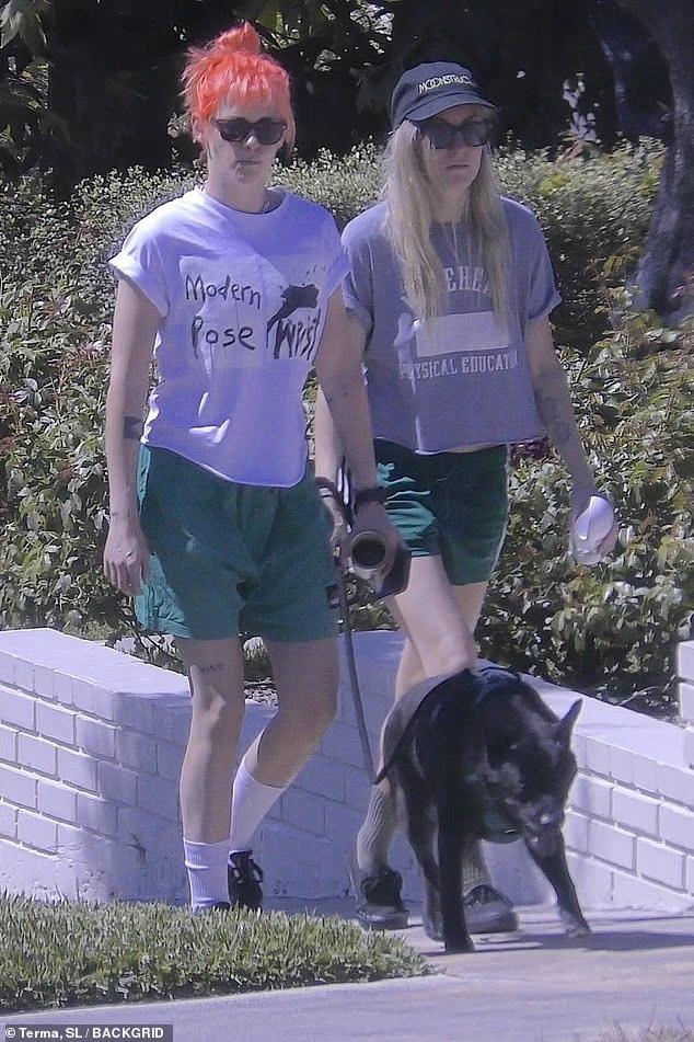 Kristen Stewart alături de Dylan Meyer, ambele îmbrăcate în ținute casual, plimbându-și câinele