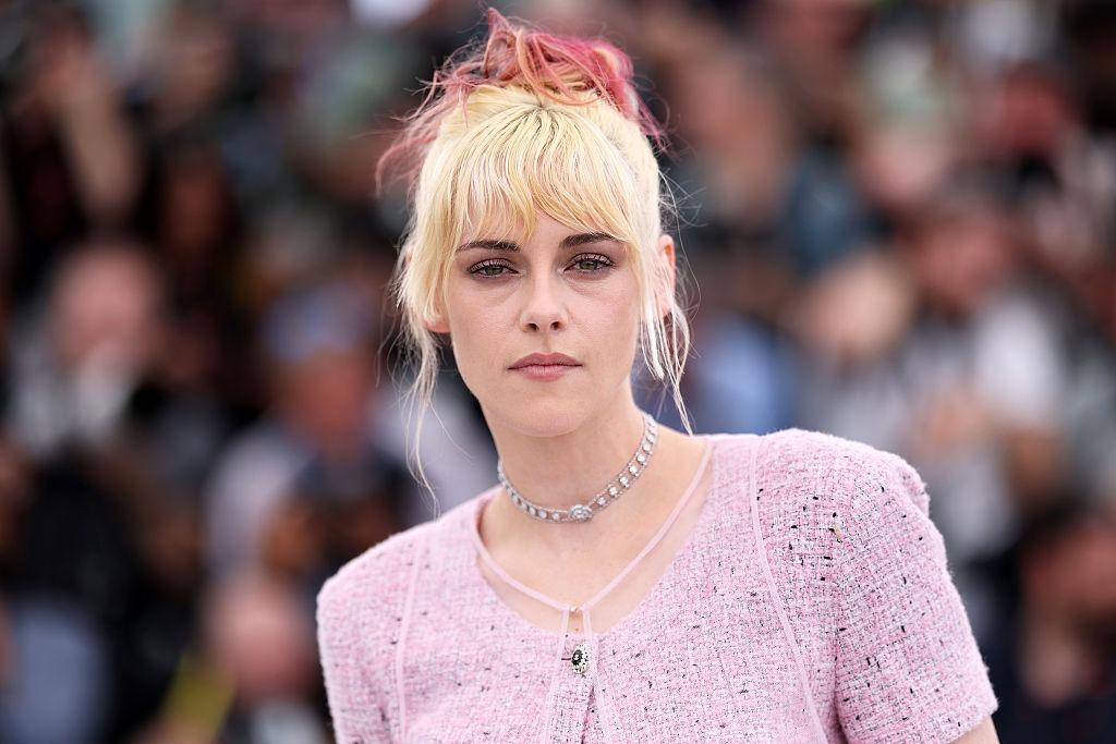 Kristen Stewart îmbrăcată într-o ținută roz, asortată cu un chocker strălucitor