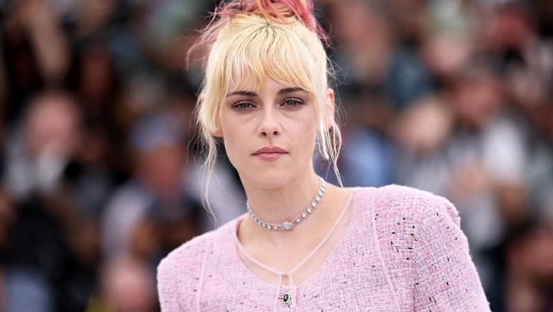 Kristen Stewart îmbrăcată într-o ținută roz, asortată cu un chocker strălucitor
