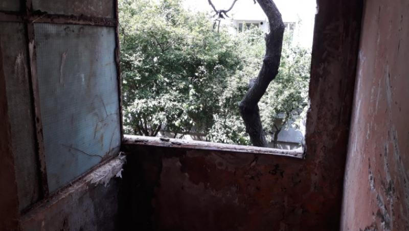 Cum arată și la ce preț se vinde o garsonieră din Capitală fără geamuri și fără uși. 