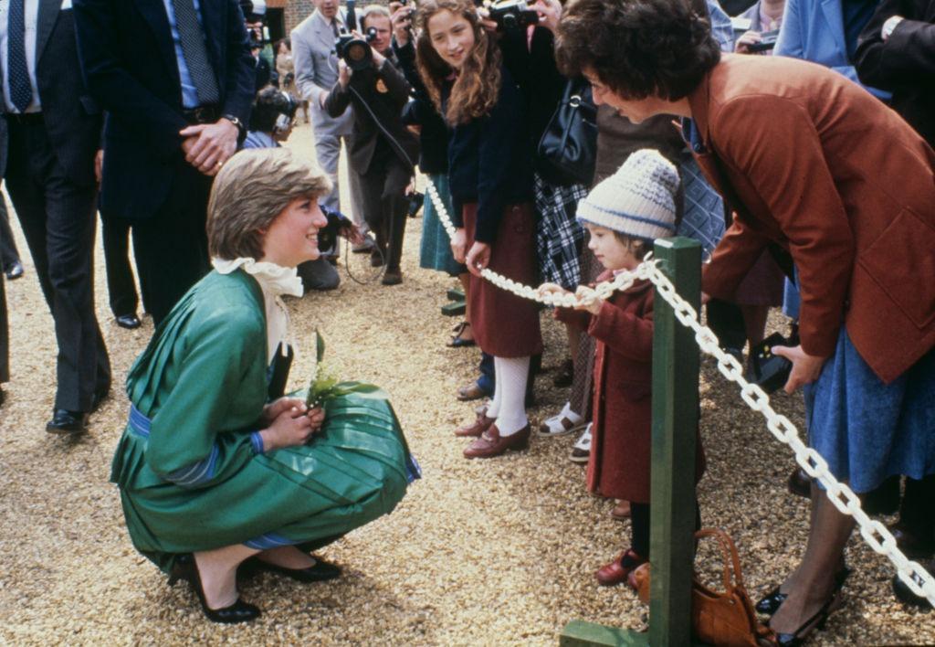 Prințesa Diana îmbrăcată într-o rochie verde, vorbind cu oamenii din public