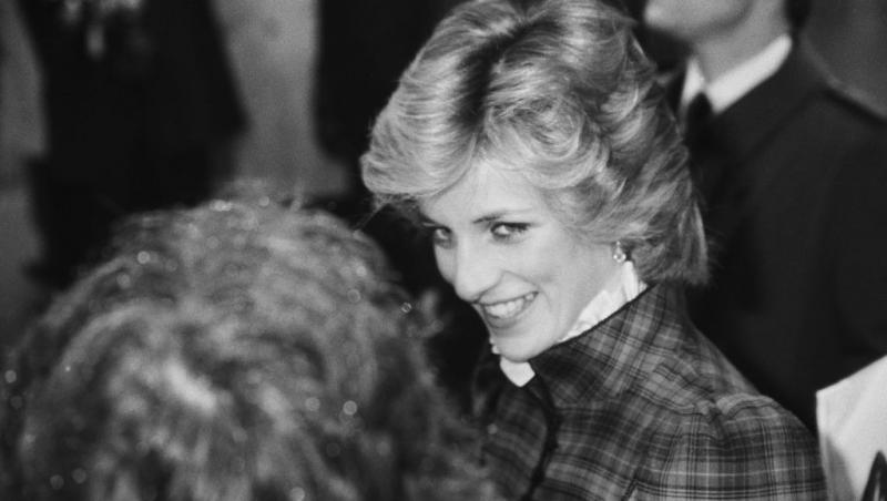 O imagine alb-negru cu Prințesa Diana zâmbind
