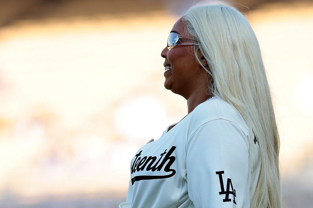 Lizzo îmbrăcată cu o bluză alb