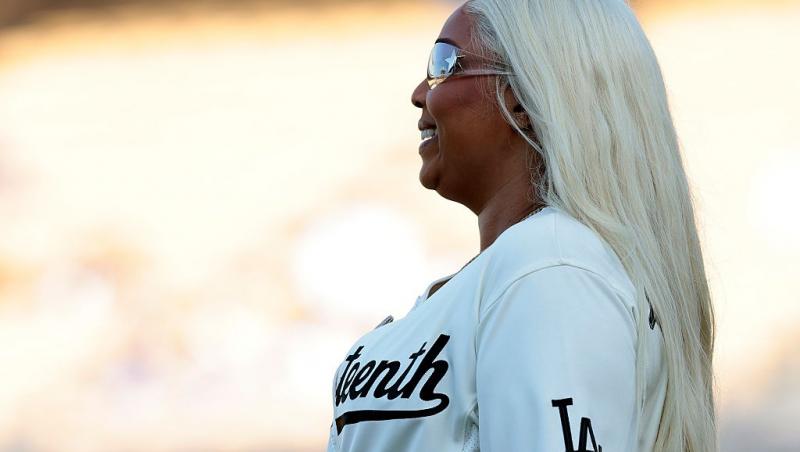 Lizzo îmbrăcată cu o bluză alb