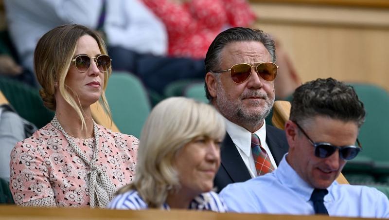 Russell Crowe alături de iubita lui, ambii îmbrăcați elegant, la Wimbledon