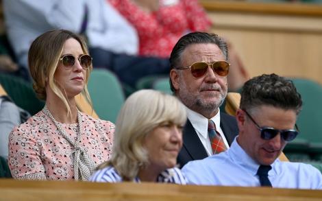 Russell Crowe și iubita lui, surprinși în tandrețuri. Frumoasa actriță și-a etalat inelul de logodnă cu diamant uriaș