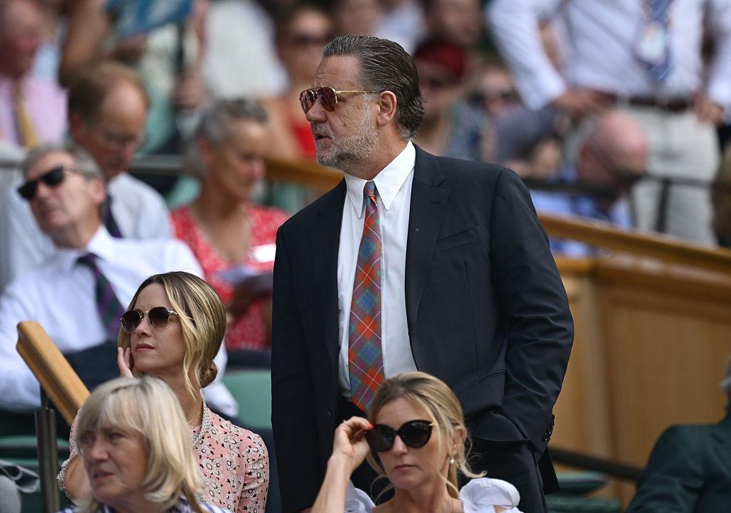 Russell Crowe alături de iubita lui, ambii îmbrăcați elegant, la Wimbledon