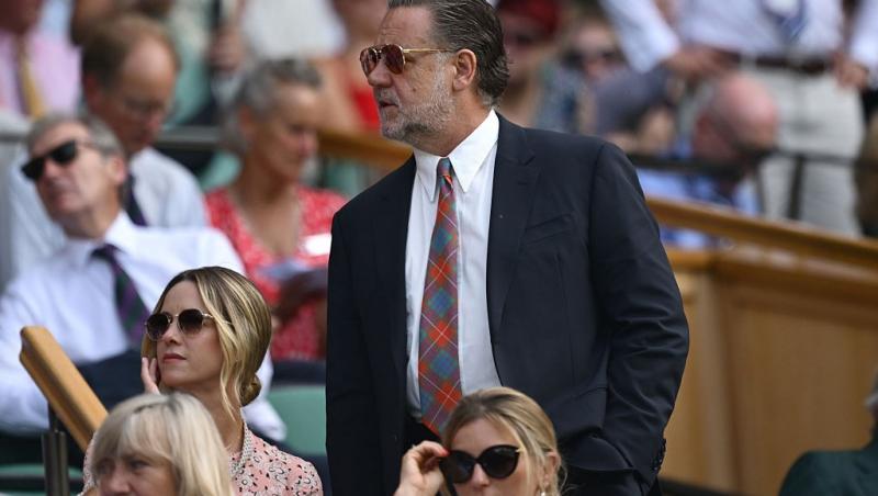 Russell Crowe alături de iubita lui, ambii îmbrăcați elegant, la Wimbledon
