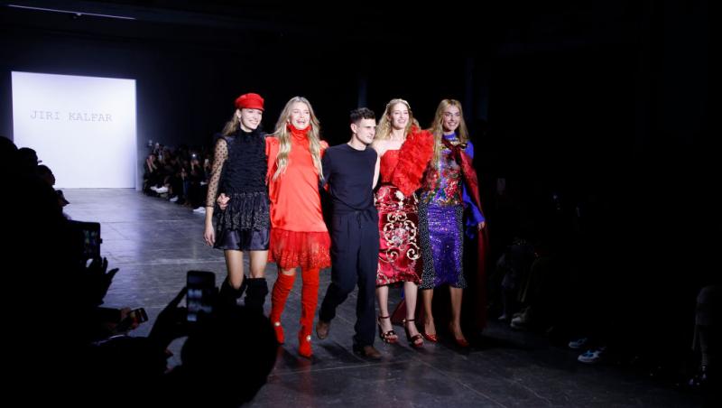 Supermodelul Paulina Porizkova, în costum de baie la 60 de ani. Ce mesaj puternic a transmis: „Așa e la 60”