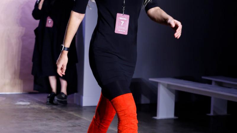 Supermodelul Paulina Porizkova, în costum de baie la 60 de ani. Ce mesaj puternic a transmis: „Așa e la 60”