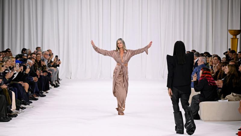 Supermodelul Paulina Porizkova, în costum de baie la 60 de ani. Ce mesaj puternic a transmis: „Așa e la 60”