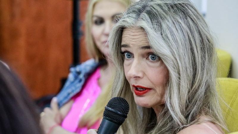 Supermodelul Paulina Porizkova, în costum de baie la 60 de ani. Ce mesaj puternic a transmis: „Așa e la 60”