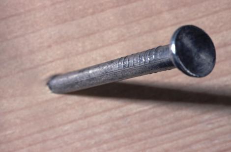 Iluzie optică virală! Un bărbat a scăpat cuiul pe preșul de la intrare. Privește atent și găsește obiecte pierdut