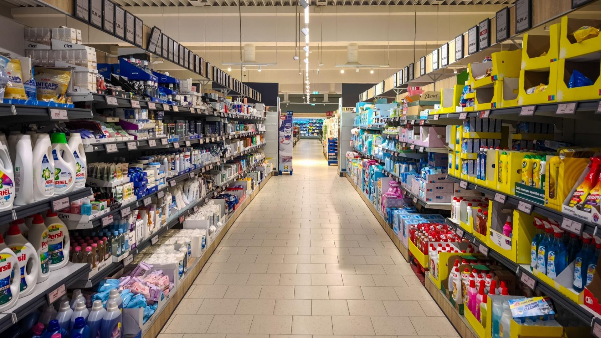 Rafturi cu produse în interiorul unui magazin Lidl