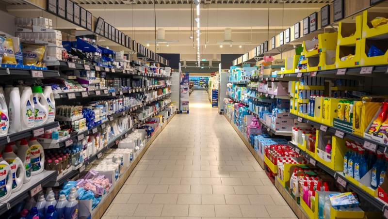 Rafturi cu produse în interiorul unui magazin Lidl