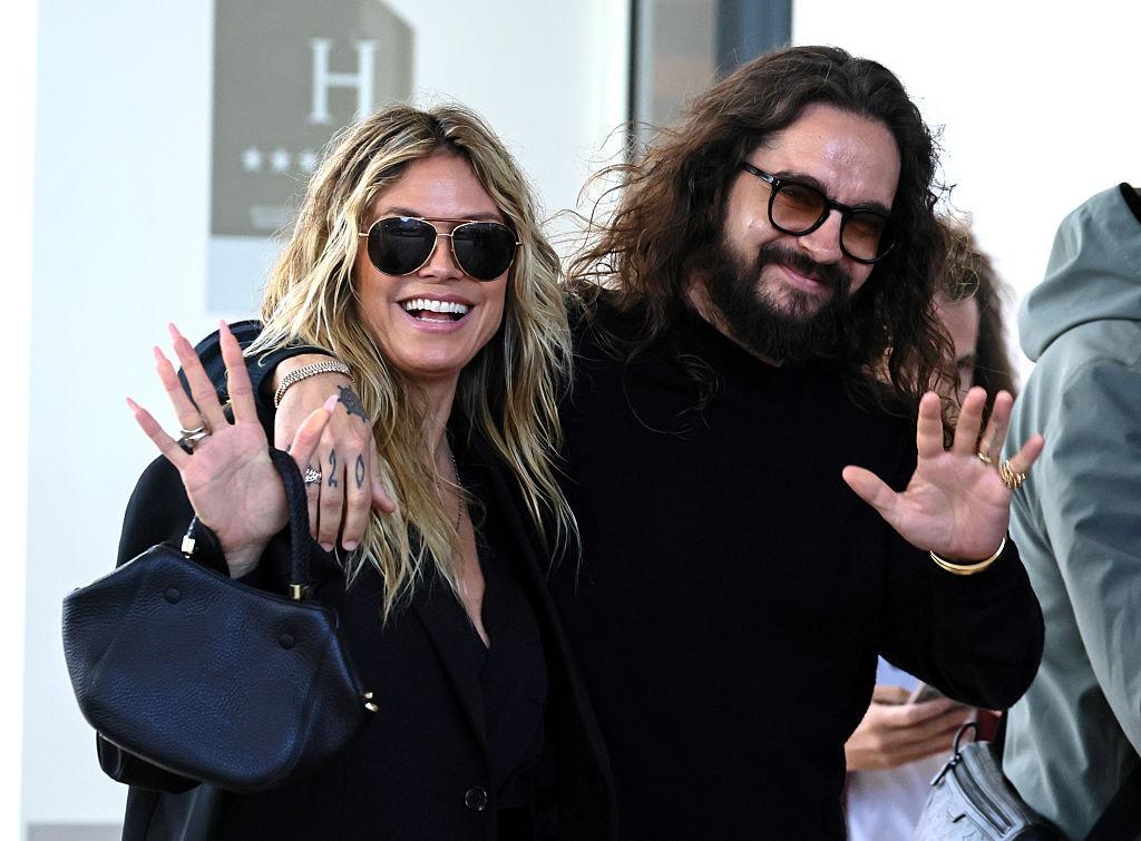 Heidi Klum alături de Tom Kaulitz, ambii îmbrăcați în ținute negre