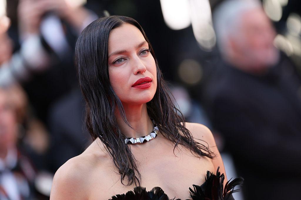 Irina Shayk îmbrăcată într-o rochie elegantă fără mâneci, de culoare neagră