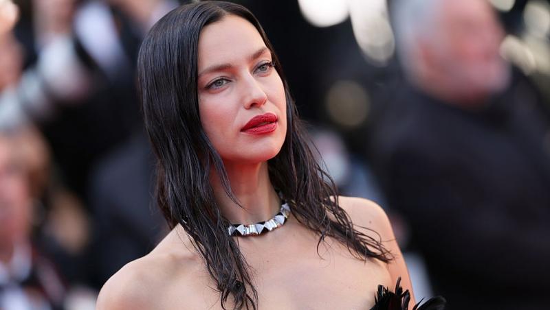 Irina Shayk îmbrăcată într-o rochie elegantă fără mâneci, de culoare neagră
