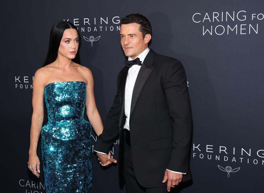 Katy Perry și Orlando Bloom îmbrăcați elegant, ținându-se de mână