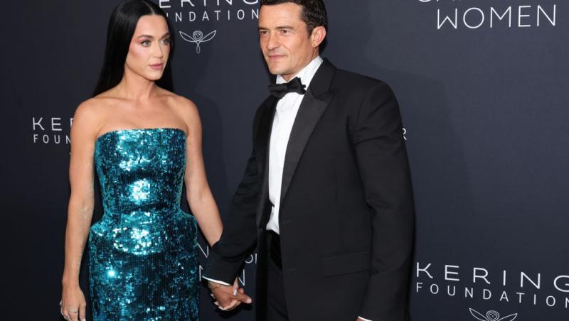 Katy Perry și Orlando Bloom îmbrăcați elegant, ținându-se de mână