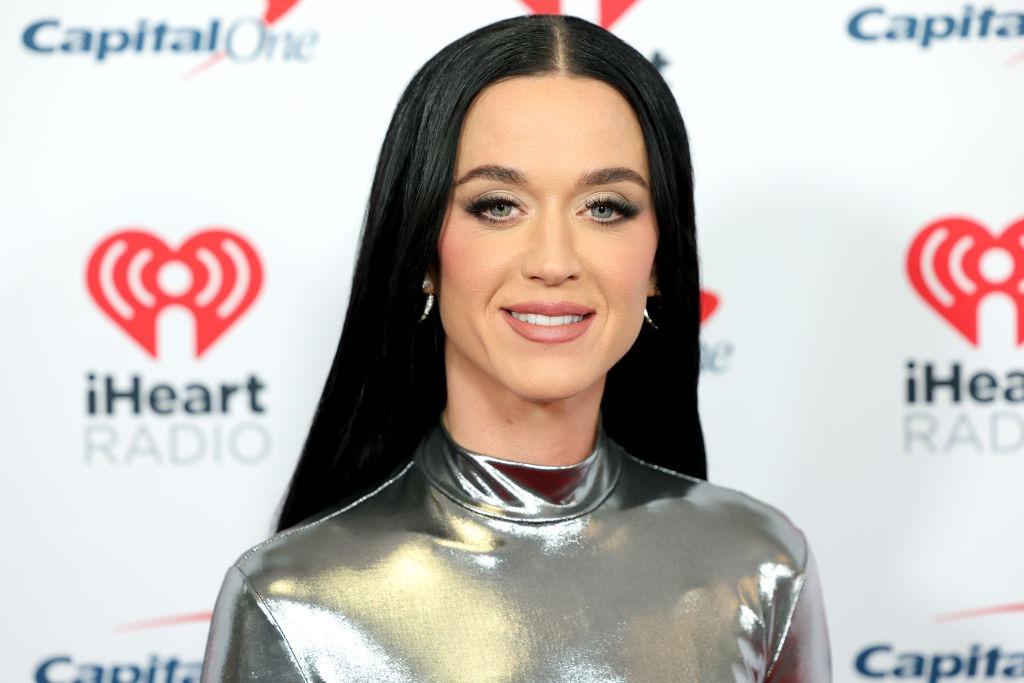 Katy Perry îmbrăcată într-o rochie argintie strălucitoare
