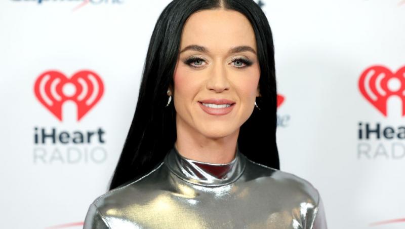 Katy Perry îmbrăcată într-o rochie argintie strălucitoare