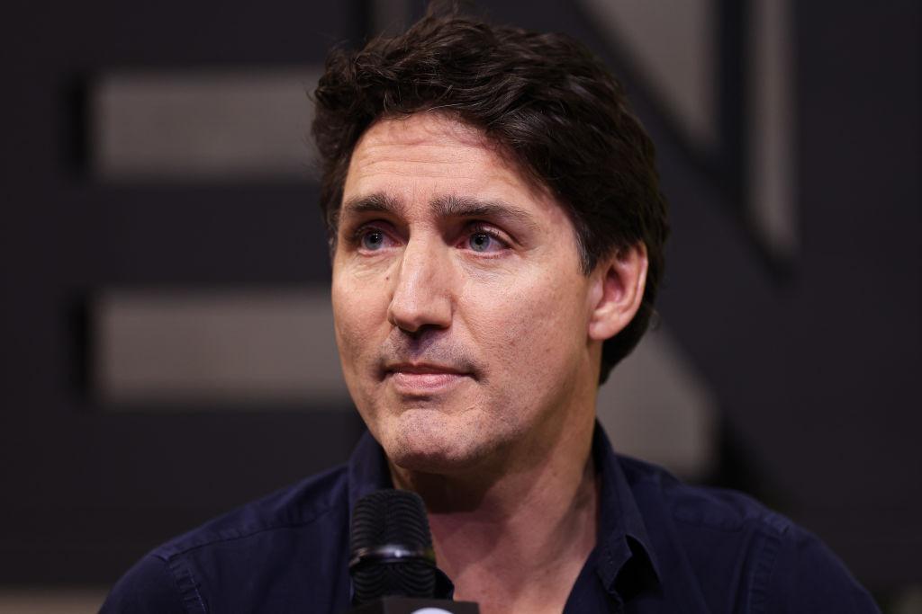 Justin Trudeau îmbrăcat cu o jachetă bleumarin