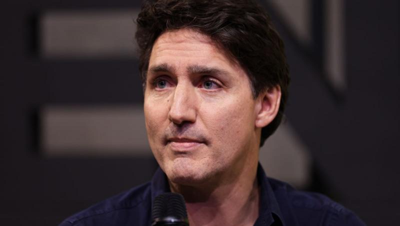 Justin Trudeau îmbrăcat cu o jachetă bleumarin